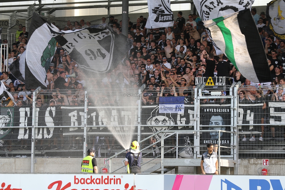 LASK - Sturm Graz
Oesterreichische Fussball Bundesliga, 4. Runde, LASK - SK Sturm Graz, Waldstadion Pasching, 15.08.2021. 

Foto zeigt Fans von Sturm und einen Feuerwehrmann
