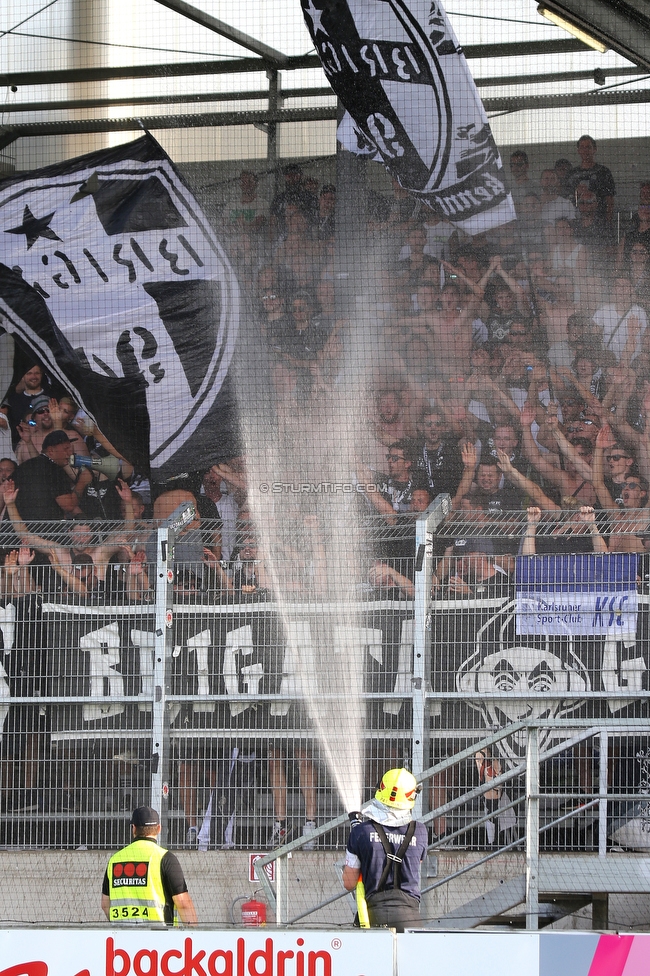 LASK - Sturm Graz
Oesterreichische Fussball Bundesliga, 4. Runde, LASK - SK Sturm Graz, Waldstadion Pasching, 15.08.2021. 

Foto zeigt Fans von Sturm und einen Feuerwehrmann
