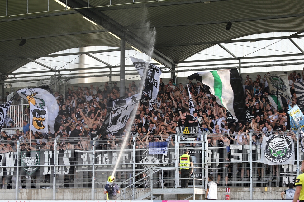 LASK - Sturm Graz
Oesterreichische Fussball Bundesliga, 4. Runde, LASK - SK Sturm Graz, Waldstadion Pasching, 15.08.2021. 

Foto zeigt Fans von Sturm und einen Feuerwehrmann
