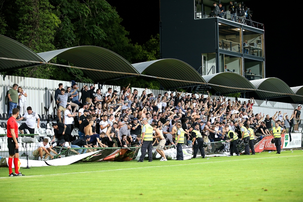 Mura - Sturm Graz
UEFA Europa League Playoff, NS Mura - SK Sturm Graz, Fazanerija Stadion Murska Sobota, 19.08.2021. 

Foto zeigt Fans von Sturm
