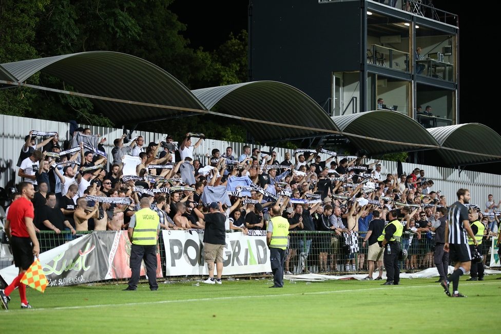 Mura - Sturm Graz
UEFA Europa League Playoff, NS Mura - SK Sturm Graz, Fazanerija Stadion Murska Sobota, 19.08.2021. 

Foto zeigt Fans von Sturm
