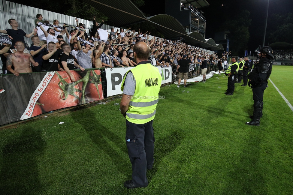 Mura - Sturm Graz
UEFA Europa League Playoff, NS Mura - SK Sturm Graz, Fazanerija Stadion Murska Sobota, 19.08.2021. 

Foto zeigt die Mannschaft von Sturm und Security
