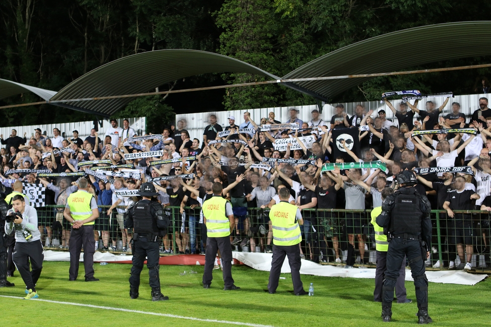 Mura - Sturm Graz
UEFA Europa League Playoff, NS Mura - SK Sturm Graz, Fazanerija Stadion Murska Sobota, 19.08.2021. 

Foto zeigt Polizei, Security und Fans von Sturm
