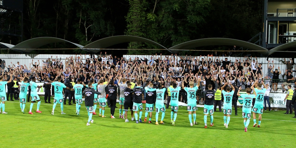 Mura - Sturm Graz
UEFA Europa League Playoff, NS Mura - SK Sturm Graz, Fazanerija Stadion Murska Sobota, 19.08.2021. 

Foto zeigt die Mannschaft von Sturm und Fans von Sturm
