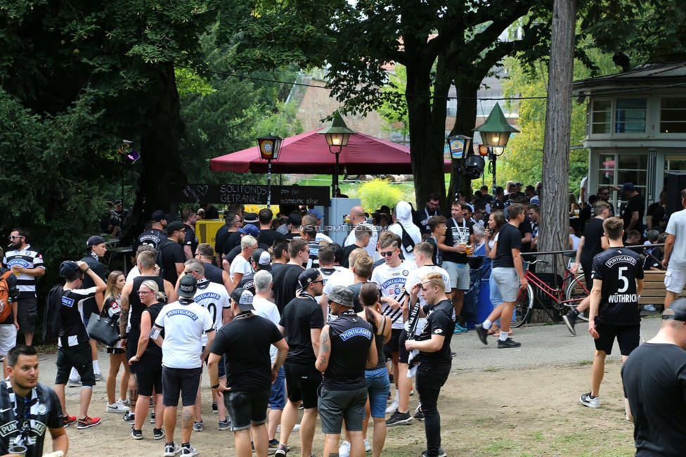 Sturm Graz - Austria Wien
Oesterreichische Fussball Bundesliga, 5. Runde, SK Sturm Graz - FK Austria Wien, Stadion Liebenau Graz, 22.08.2021. 

Foto zeigt Fans von Sturm beim Fruehschoppen
