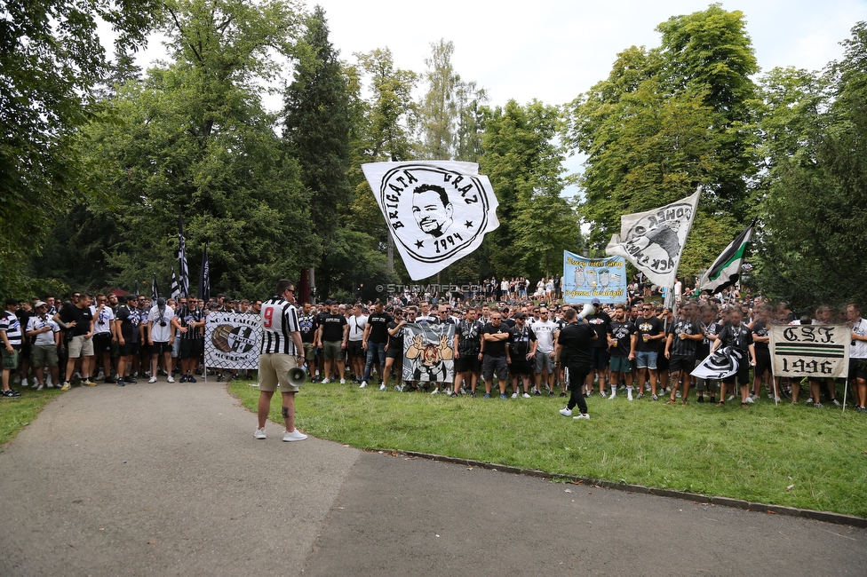 Sturm Graz - Austria Wien
Oesterreichische Fussball Bundesliga, 5. Runde, SK Sturm Graz - FK Austria Wien, Stadion Liebenau Graz, 22.08.2021. 

Foto zeigt Fans von Sturm beim Corteo
Schlüsselwörter: pyrotechnik