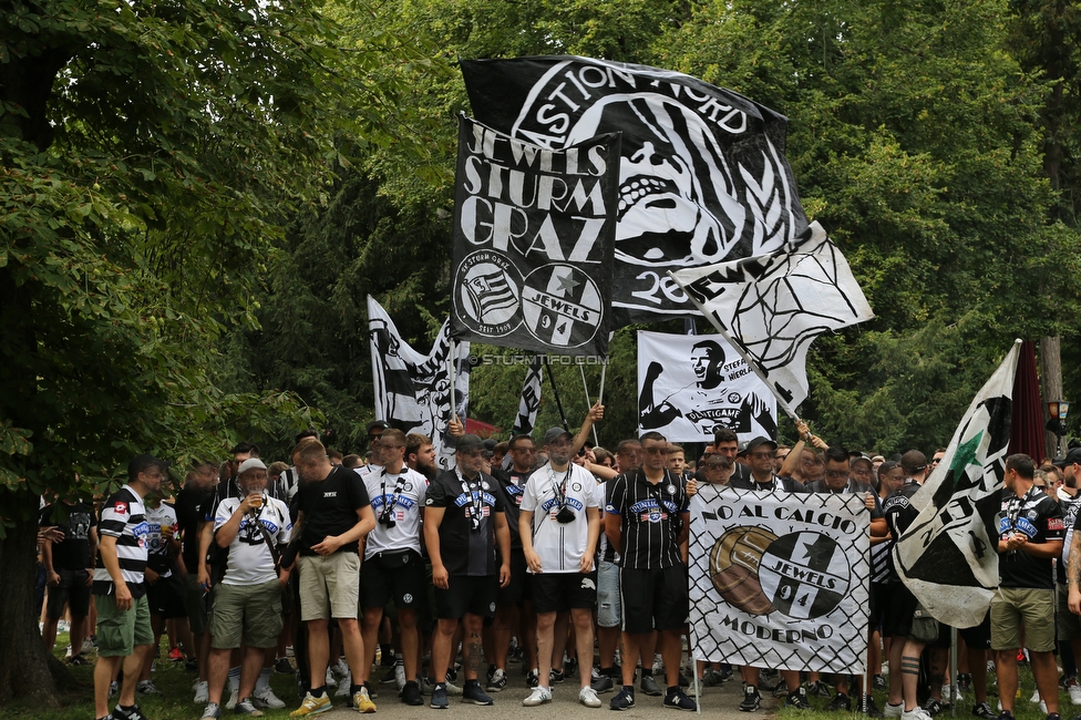 Sturm Graz - Austria Wien
Oesterreichische Fussball Bundesliga, 5. Runde, SK Sturm Graz - FK Austria Wien, Stadion Liebenau Graz, 22.08.2021. 

Foto zeigt Fans von Sturm beim Corteo
Schlüsselwörter: pyrotechnik