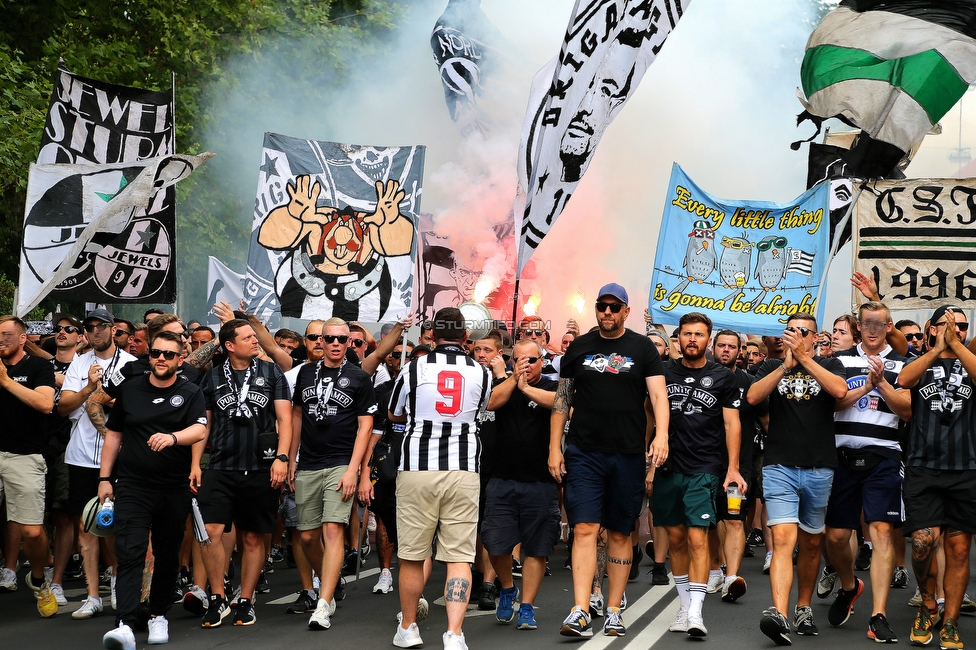 Sturm Graz - Austria Wien
Oesterreichische Fussball Bundesliga, 5. Runde, SK Sturm Graz - FK Austria Wien, Stadion Liebenau Graz, 22.08.2021. 

Foto zeigt Fans von Sturm beim Corteo
Schlüsselwörter: pyrotechnik