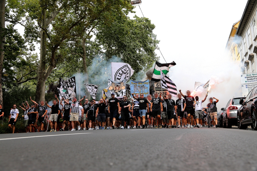 Sturm Graz - Austria Wien
Oesterreichische Fussball Bundesliga, 5. Runde, SK Sturm Graz - FK Austria Wien, Stadion Liebenau Graz, 22.08.2021. 

Foto zeigt Fans von Sturm beim Corteo
Schlüsselwörter: pyrotechnik