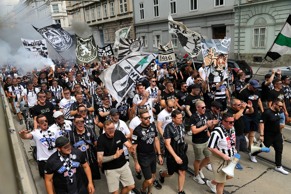 Sturm Graz - Austria Wien
Oesterreichische Fussball Bundesliga, 5. Runde, SK Sturm Graz - FK Austria Wien, Stadion Liebenau Graz, 22.08.2021. 

Foto zeigt Fans von Sturm beim Corteo
Schlüsselwörter: pyrotechnik