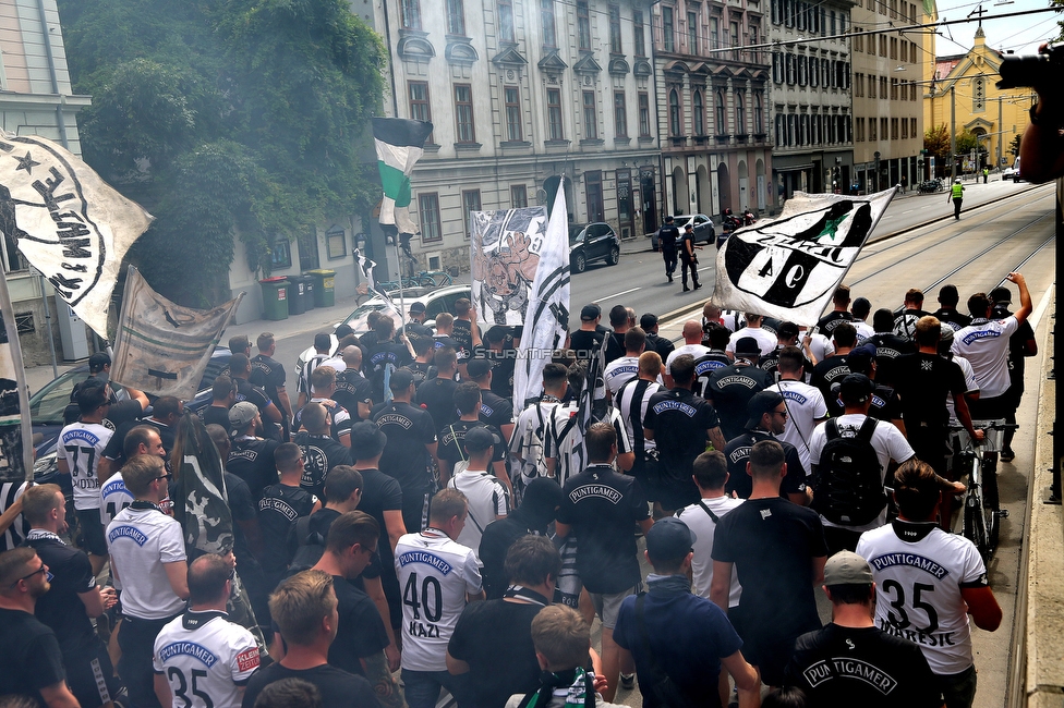 Sturm Graz - Austria Wien
Oesterreichische Fussball Bundesliga, 5. Runde, SK Sturm Graz - FK Austria Wien, Stadion Liebenau Graz, 22.08.2021. 

Foto zeigt Fans von Sturm beim Corteo
Schlüsselwörter: pyrotechnik