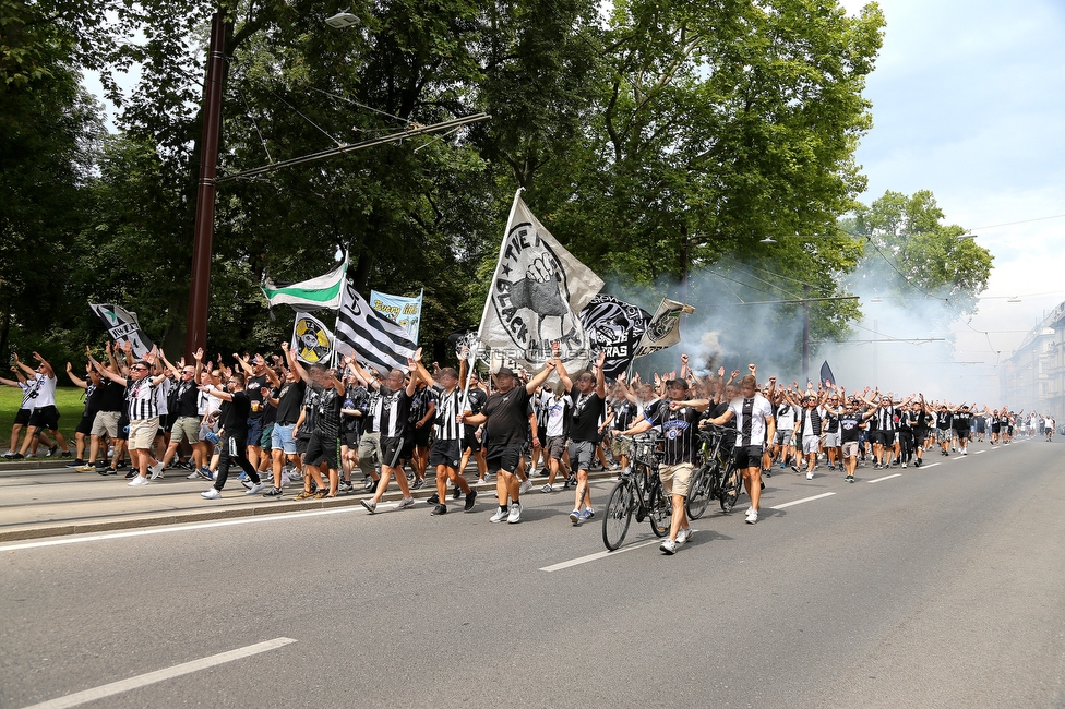 Sturm Graz - Austria Wien
Oesterreichische Fussball Bundesliga, 5. Runde, SK Sturm Graz - FK Austria Wien, Stadion Liebenau Graz, 22.08.2021. 

Foto zeigt Fans von Sturm beim Corteo
Schlüsselwörter: pyrotechnik