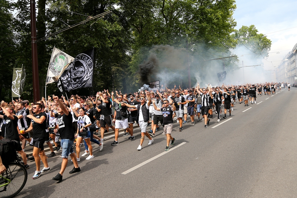 Sturm Graz - Austria Wien
Oesterreichische Fussball Bundesliga, 5. Runde, SK Sturm Graz - FK Austria Wien, Stadion Liebenau Graz, 22.08.2021. 

Foto zeigt Fans von Sturm beim Corteo
Schlüsselwörter: pyrotechnik