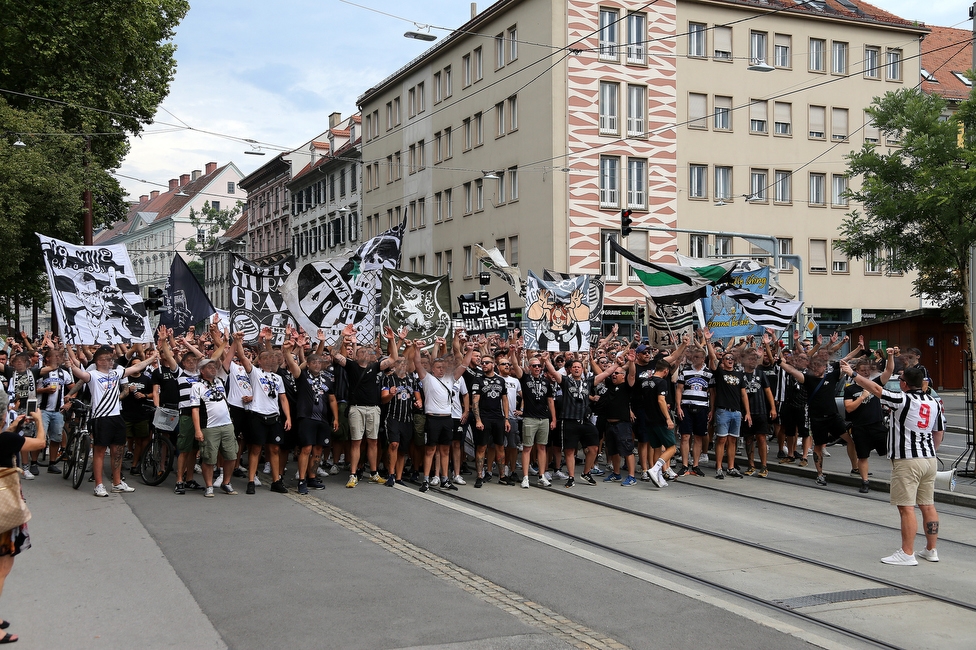 Sturm Graz - Austria Wien
Oesterreichische Fussball Bundesliga, 5. Runde, SK Sturm Graz - FK Austria Wien, Stadion Liebenau Graz, 22.08.2021. 

Foto zeigt Fans von Sturm beim Corteo
Schlüsselwörter: pyrotechnik