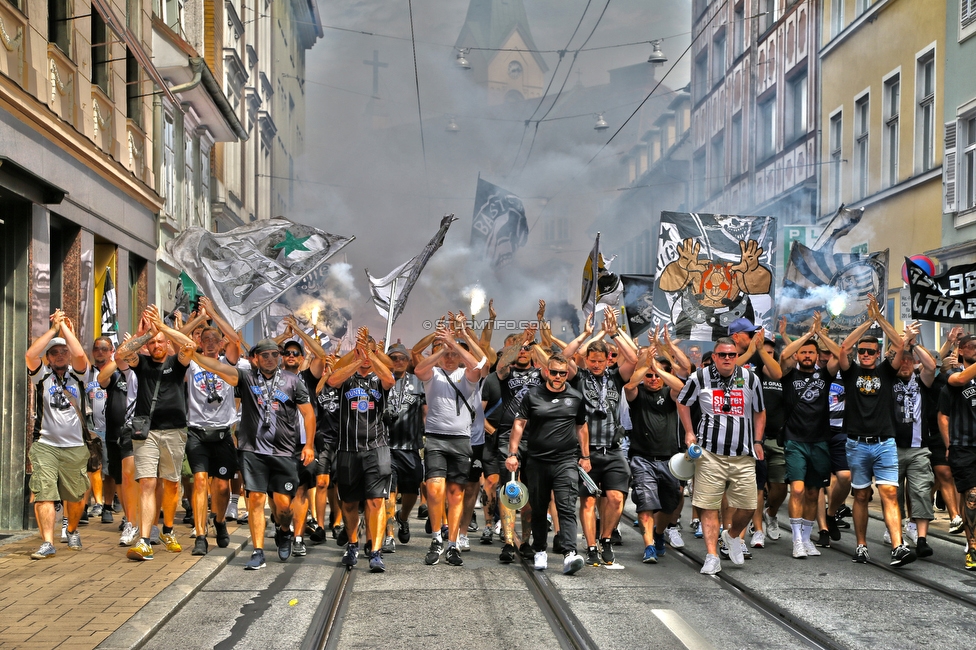 Sturm Graz - Austria Wien
Oesterreichische Fussball Bundesliga, 5. Runde, SK Sturm Graz - FK Austria Wien, Stadion Liebenau Graz, 22.08.2021. 

Foto zeigt Fans von Sturm beim Corteo
Schlüsselwörter: pyrotechnik