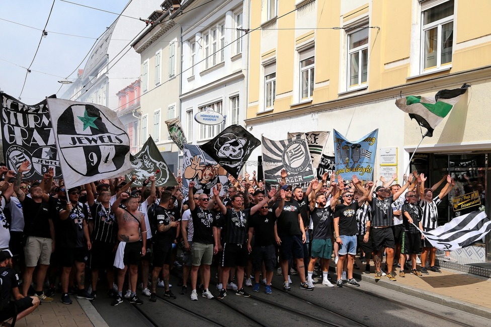 Sturm Graz - Austria Wien
Oesterreichische Fussball Bundesliga, 5. Runde, SK Sturm Graz - FK Austria Wien, Stadion Liebenau Graz, 22.08.2021. 

Foto zeigt Fans von Sturm beim Corteo
Schlüsselwörter: pyrotechnik