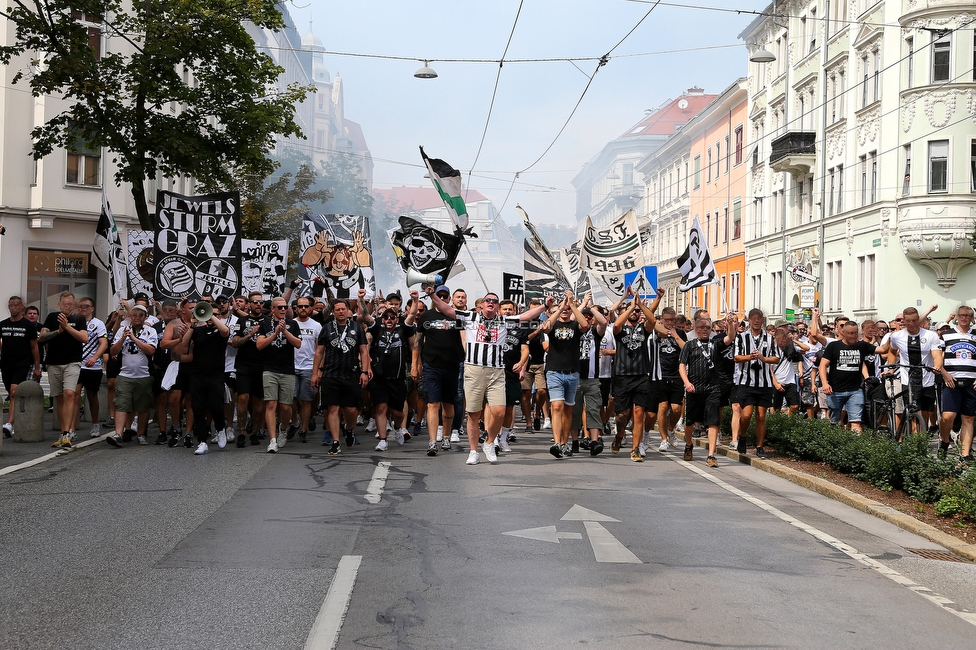 Sturm Graz - Austria Wien
Oesterreichische Fussball Bundesliga, 5. Runde, SK Sturm Graz - FK Austria Wien, Stadion Liebenau Graz, 22.08.2021. 

Foto zeigt Fans von Sturm beim Corteo
Schlüsselwörter: pyrotechnik