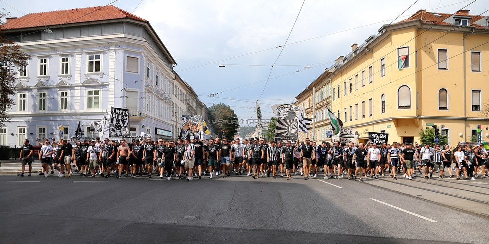 Sturm Graz - Austria Wien
Oesterreichische Fussball Bundesliga, 5. Runde, SK Sturm Graz - FK Austria Wien, Stadion Liebenau Graz, 22.08.2021. 

Foto zeigt Fans von Sturm beim Corteo
Schlüsselwörter: pyrotechnik