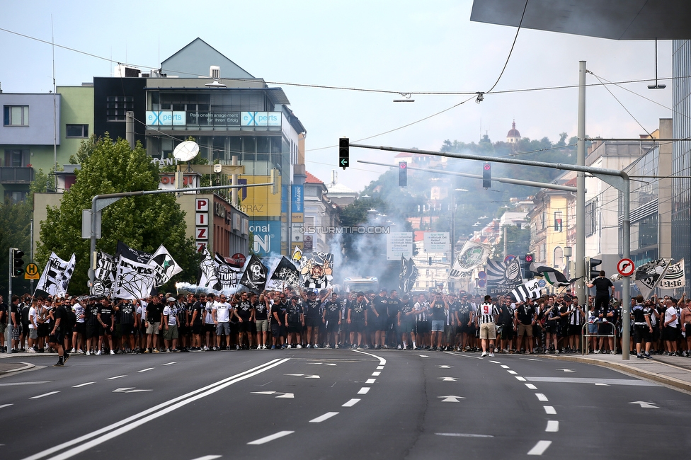 Sturm Graz - Austria Wien
Oesterreichische Fussball Bundesliga, 5. Runde, SK Sturm Graz - FK Austria Wien, Stadion Liebenau Graz, 22.08.2021. 

Foto zeigt Fans von Sturm beim Corteo
Schlüsselwörter: pyrotechnik