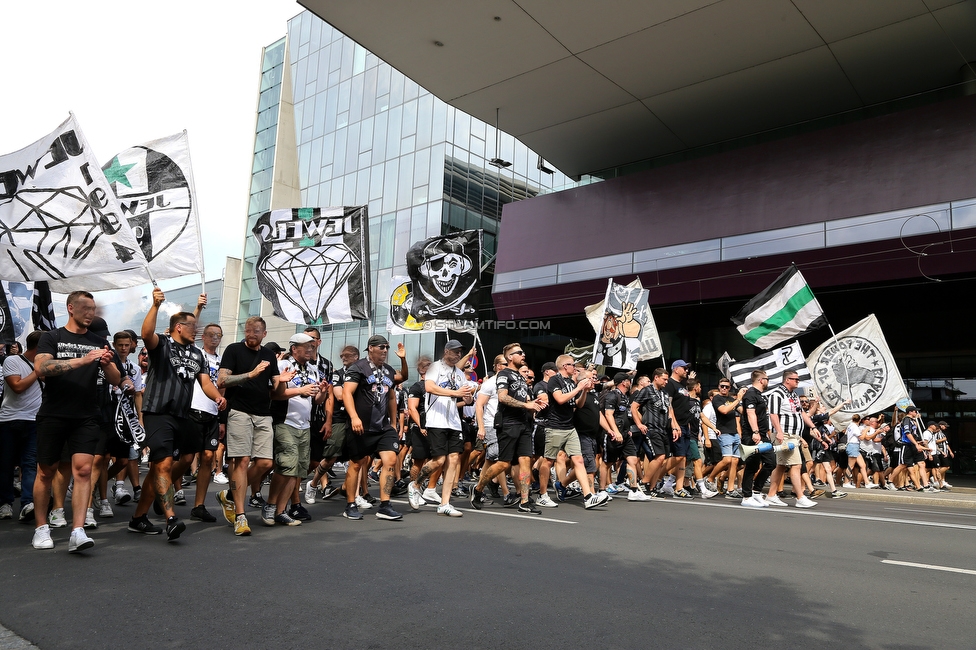 Sturm Graz - Austria Wien
Oesterreichische Fussball Bundesliga, 5. Runde, SK Sturm Graz - FK Austria Wien, Stadion Liebenau Graz, 22.08.2021. 

Foto zeigt Fans von Sturm beim Corteo
Schlüsselwörter: pyrotechnik