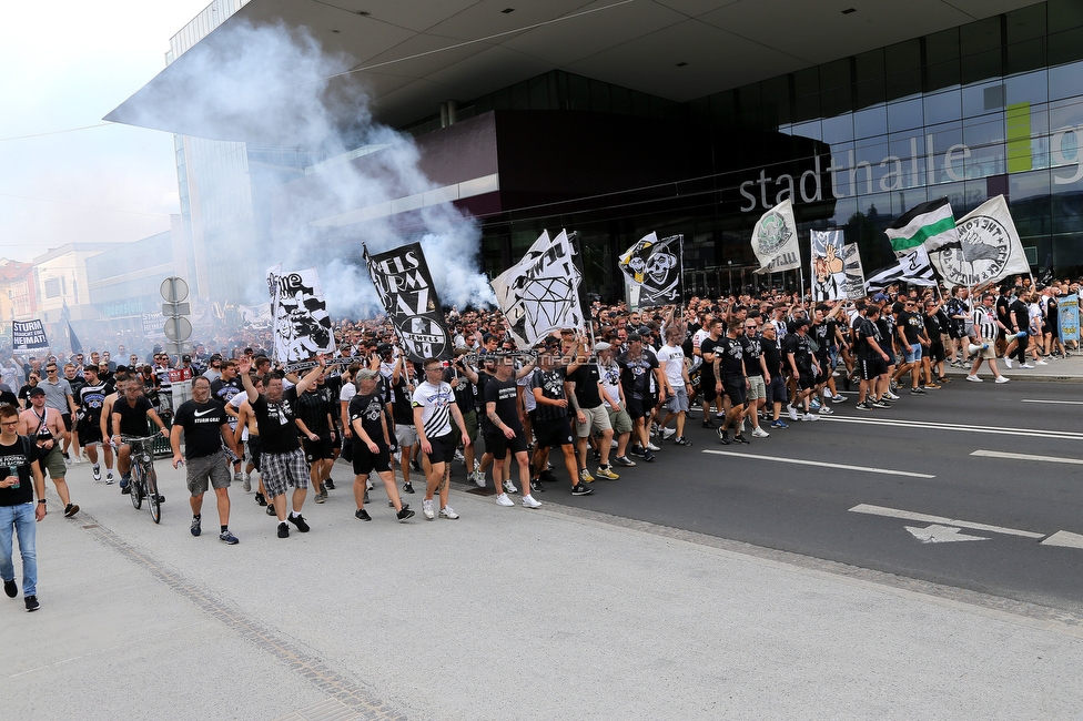 Sturm Graz - Austria Wien
Oesterreichische Fussball Bundesliga, 5. Runde, SK Sturm Graz - FK Austria Wien, Stadion Liebenau Graz, 22.08.2021. 

Foto zeigt Fans von Sturm beim Corteo
Schlüsselwörter: pyrotechnik