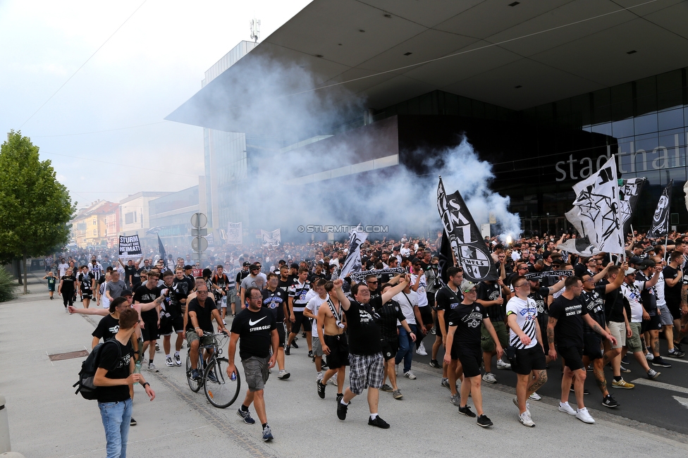 Sturm Graz - Austria Wien
Oesterreichische Fussball Bundesliga, 5. Runde, SK Sturm Graz - FK Austria Wien, Stadion Liebenau Graz, 22.08.2021. 

Foto zeigt Fans von Sturm beim Corteo
Schlüsselwörter: pyrotechnik