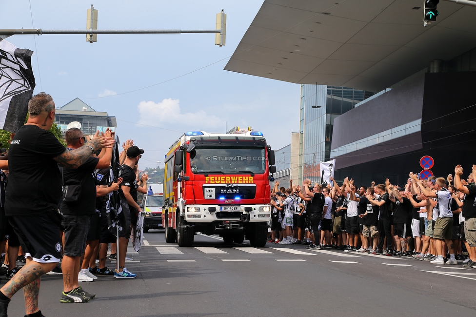 Sturm Graz - Austria Wien
Oesterreichische Fussball Bundesliga, 5. Runde, SK Sturm Graz - FK Austria Wien, Stadion Liebenau Graz, 22.08.2021. 

Foto zeigt Fans von Sturm beim Corteo und Feuerwehr
Schlüsselwörter: pyrotechnik