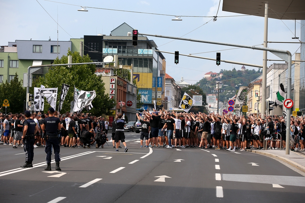 Sturm Graz - Austria Wien
Oesterreichische Fussball Bundesliga, 5. Runde, SK Sturm Graz - FK Austria Wien, Stadion Liebenau Graz, 22.08.2021. 

Foto zeigt Fans von Sturm beim Corteo
Schlüsselwörter: pyrotechnik