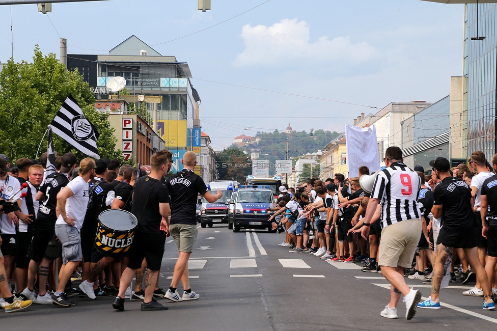 Sturm Graz - Austria Wien
Oesterreichische Fussball Bundesliga, 5. Runde, SK Sturm Graz - FK Austria Wien, Stadion Liebenau Graz, 22.08.2021. 

Foto zeigt Fans von Sturm beim Corteo
Schlüsselwörter: pyrotechnik