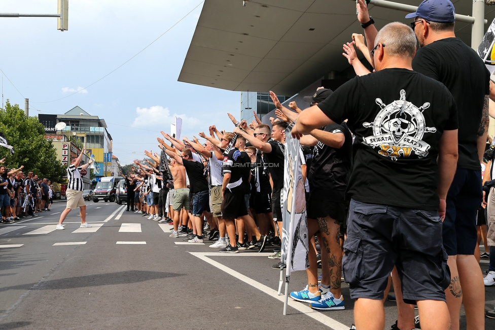 Sturm Graz - Austria Wien
Oesterreichische Fussball Bundesliga, 5. Runde, SK Sturm Graz - FK Austria Wien, Stadion Liebenau Graz, 22.08.2021. 

Foto zeigt Fans von Sturm beim Corteo
Schlüsselwörter: pyrotechnik