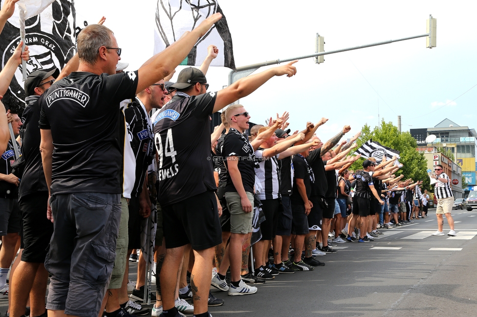 Sturm Graz - Austria Wien
Oesterreichische Fussball Bundesliga, 5. Runde, SK Sturm Graz - FK Austria Wien, Stadion Liebenau Graz, 22.08.2021. 

Foto zeigt Fans von Sturm beim Corteo
Schlüsselwörter: pyrotechnik