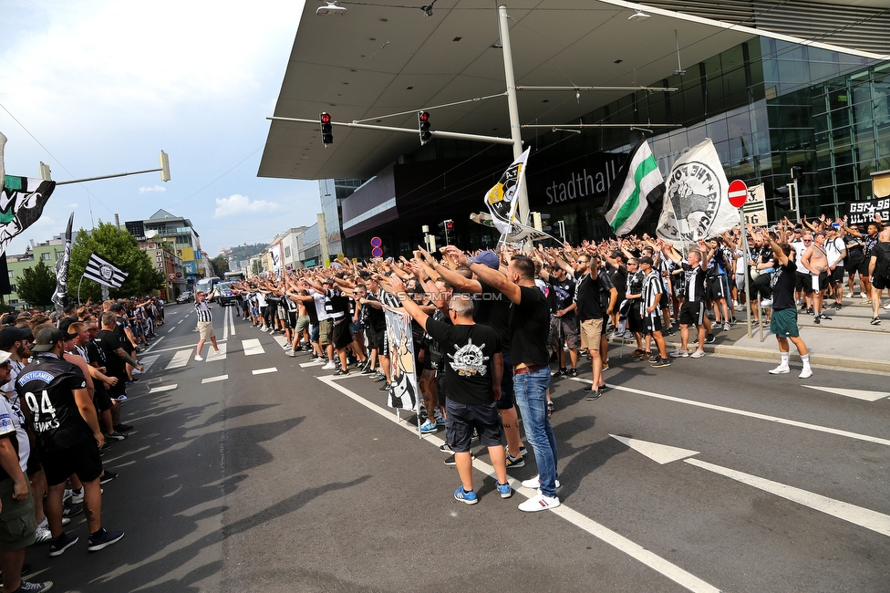 Sturm Graz - Austria Wien
Oesterreichische Fussball Bundesliga, 5. Runde, SK Sturm Graz - FK Austria Wien, Stadion Liebenau Graz, 22.08.2021. 

Foto zeigt Fans von Sturm beim Corteo
Schlüsselwörter: pyrotechnik