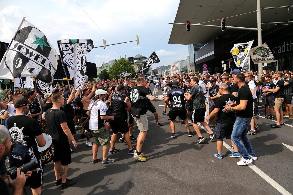 Sturm Graz - Austria Wien
Oesterreichische Fussball Bundesliga, 5. Runde, SK Sturm Graz - FK Austria Wien, Stadion Liebenau Graz, 22.08.2021. 

Foto zeigt Fans von Sturm beim Corteo
Schlüsselwörter: pyrotechnik