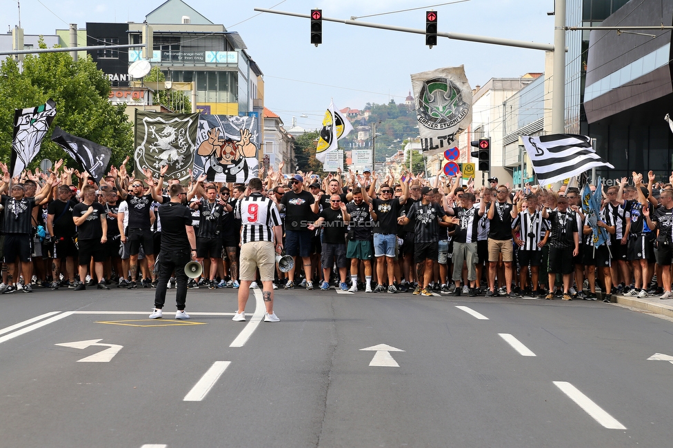 Sturm Graz - Austria Wien
Oesterreichische Fussball Bundesliga, 5. Runde, SK Sturm Graz - FK Austria Wien, Stadion Liebenau Graz, 22.08.2021. 

Foto zeigt Fans von Sturm beim Corteo
Schlüsselwörter: pyrotechnik