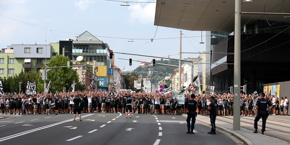 Sturm Graz - Austria Wien
Oesterreichische Fussball Bundesliga, 5. Runde, SK Sturm Graz - FK Austria Wien, Stadion Liebenau Graz, 22.08.2021. 

Foto zeigt Fans von Sturm beim Corteo
Schlüsselwörter: pyrotechnik