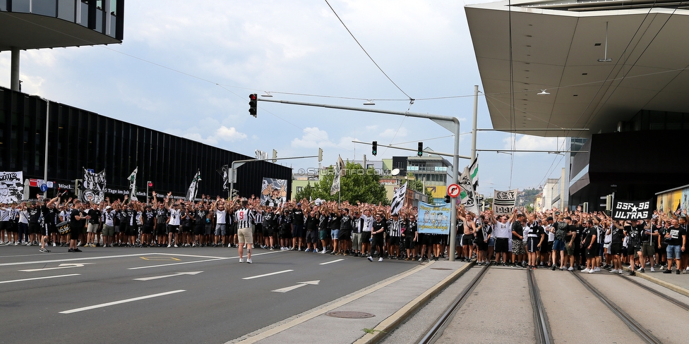 Sturm Graz - Austria Wien
Oesterreichische Fussball Bundesliga, 5. Runde, SK Sturm Graz - FK Austria Wien, Stadion Liebenau Graz, 22.08.2021. 

Foto zeigt Fans von Sturm beim Corteo
Schlüsselwörter: pyrotechnik