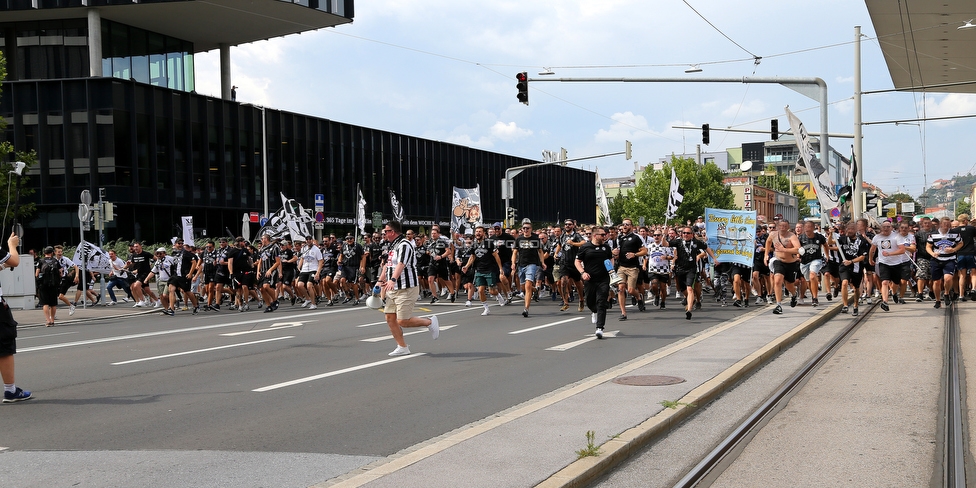 Sturm Graz - Austria Wien
Oesterreichische Fussball Bundesliga, 5. Runde, SK Sturm Graz - FK Austria Wien, Stadion Liebenau Graz, 22.08.2021. 

Foto zeigt Fans von Sturm beim Corteo
Schlüsselwörter: pyrotechnik