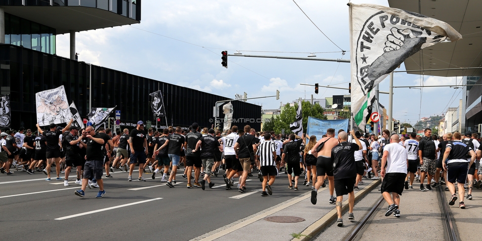 Sturm Graz - Austria Wien
Oesterreichische Fussball Bundesliga, 5. Runde, SK Sturm Graz - FK Austria Wien, Stadion Liebenau Graz, 22.08.2021. 

Foto zeigt Fans von Sturm beim Corteo
Schlüsselwörter: pyrotechnik