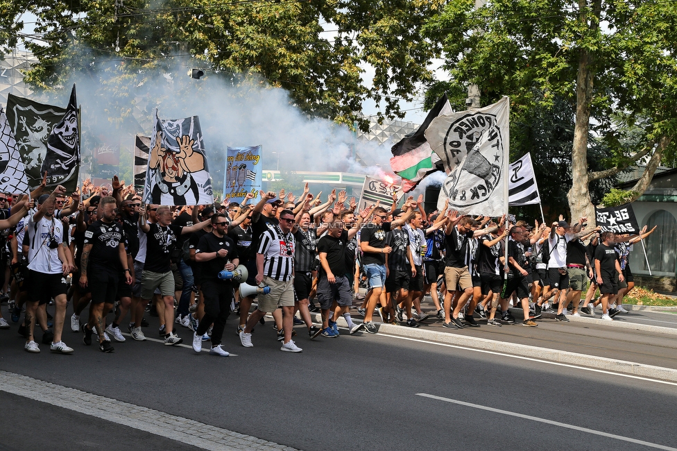 Sturm Graz - Austria Wien
Oesterreichische Fussball Bundesliga, 5. Runde, SK Sturm Graz - FK Austria Wien, Stadion Liebenau Graz, 22.08.2021. 

Foto zeigt Fans von Sturm beim Corteo
Schlüsselwörter: pyrotechnik