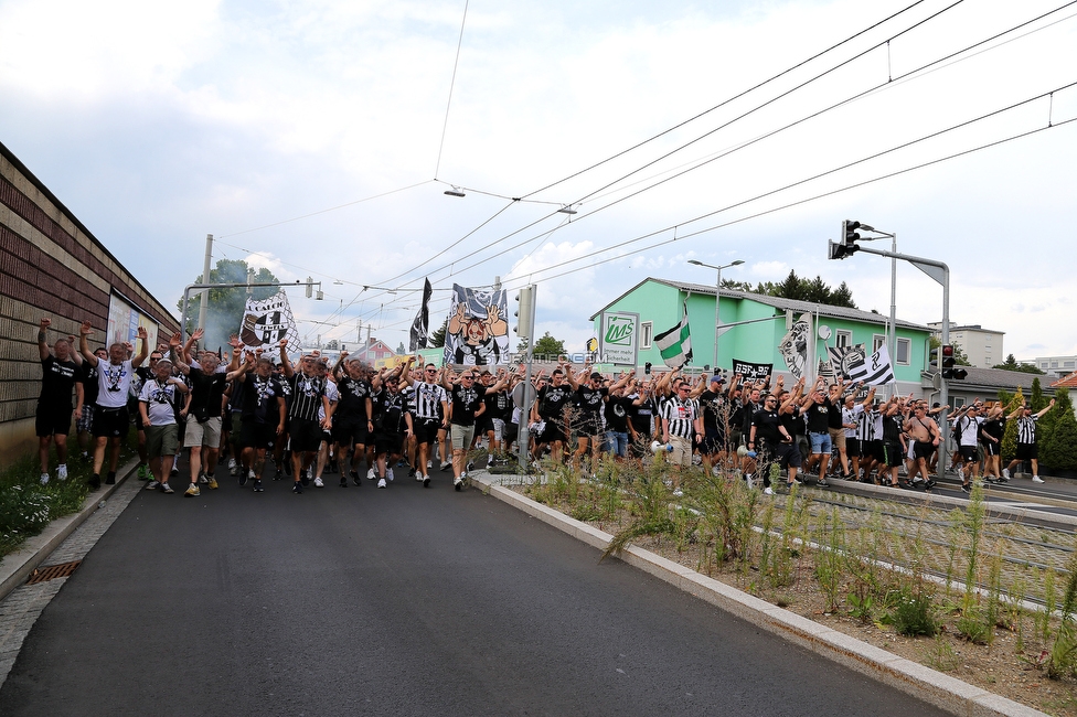 Sturm Graz - Austria Wien
Oesterreichische Fussball Bundesliga, 5. Runde, SK Sturm Graz - FK Austria Wien, Stadion Liebenau Graz, 22.08.2021. 

Foto zeigt Fans von Sturm beim Corteo
Schlüsselwörter: pyrotechnik