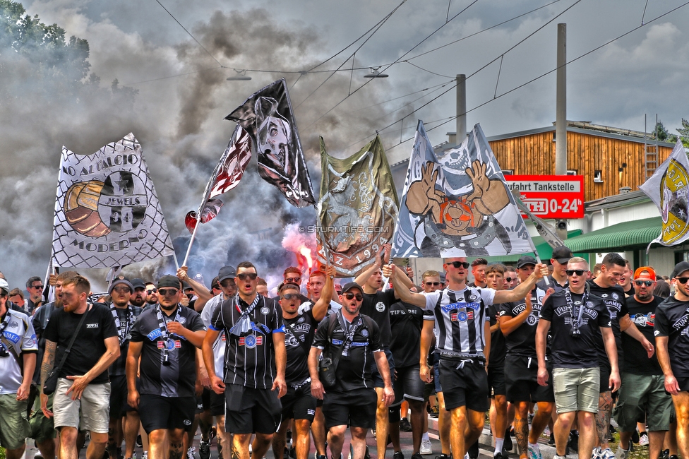 Sturm Graz - Austria Wien
Oesterreichische Fussball Bundesliga, 5. Runde, SK Sturm Graz - FK Austria Wien, Stadion Liebenau Graz, 22.08.2021. 

Foto zeigt Fans von Sturm beim Corteo
Schlüsselwörter: pyrotechnik