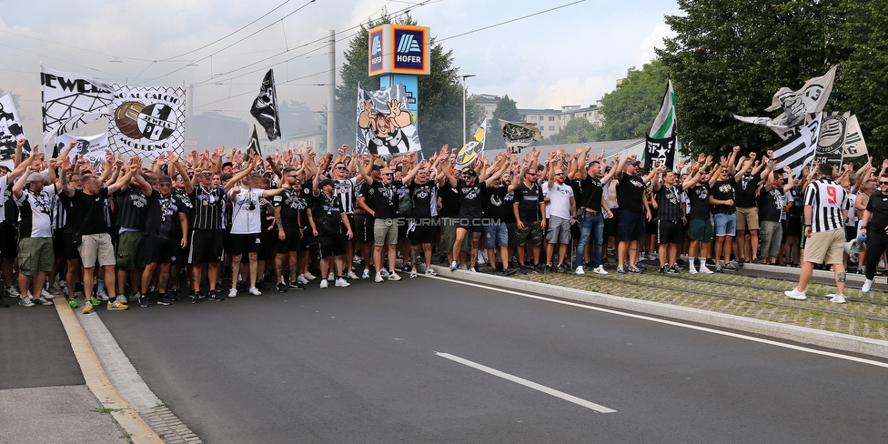 Sturm Graz - Austria Wien
Oesterreichische Fussball Bundesliga, 5. Runde, SK Sturm Graz - FK Austria Wien, Stadion Liebenau Graz, 22.08.2021. 

Foto zeigt Fans von Sturm beim Corteo
Schlüsselwörter: pyrotechnik