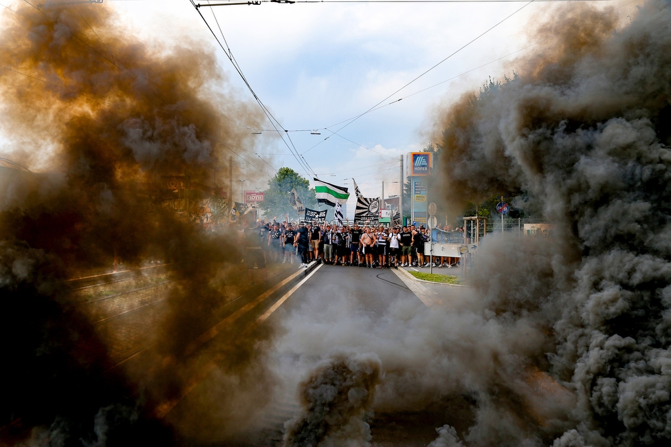 Sturm Graz - Austria Wien
Oesterreichische Fussball Bundesliga, 5. Runde, SK Sturm Graz - FK Austria Wien, Stadion Liebenau Graz, 22.08.2021. 

Foto zeigt Fans von Sturm beim Corteo
Schlüsselwörter: pyrotechnik