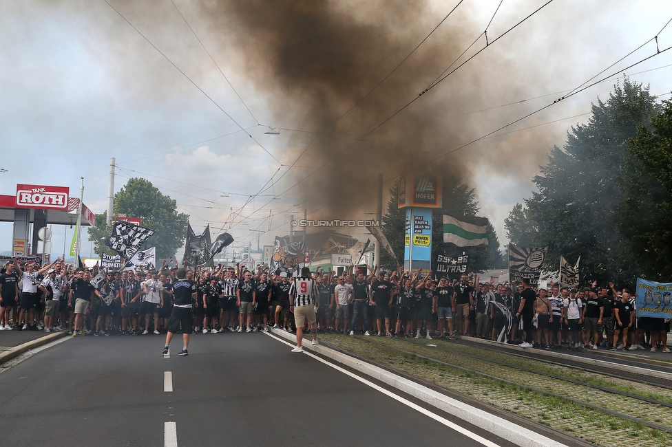 Sturm Graz - Austria Wien
Oesterreichische Fussball Bundesliga, 5. Runde, SK Sturm Graz - FK Austria Wien, Stadion Liebenau Graz, 22.08.2021. 

Foto zeigt Fans von Sturm beim Corteo
Schlüsselwörter: pyrotechnik