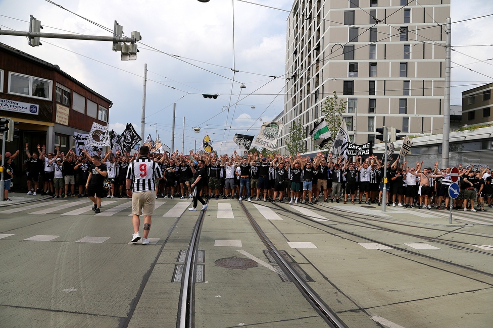 Sturm Graz - Austria Wien
Oesterreichische Fussball Bundesliga, 5. Runde, SK Sturm Graz - FK Austria Wien, Stadion Liebenau Graz, 22.08.2021. 

Foto zeigt Fans von Sturm beim Corteo
Schlüsselwörter: pyrotechnik