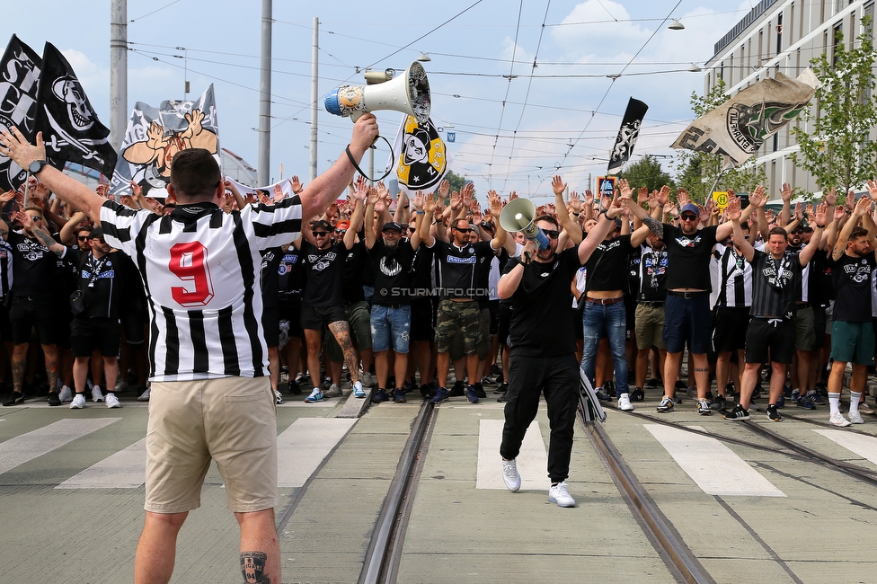 Sturm Graz - Austria Wien
Oesterreichische Fussball Bundesliga, 5. Runde, SK Sturm Graz - FK Austria Wien, Stadion Liebenau Graz, 22.08.2021. 

Foto zeigt Fans von Sturm beim Corteo
Schlüsselwörter: pyrotechnik