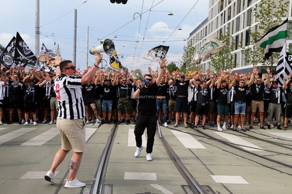 Sturm Graz - Austria Wien
Oesterreichische Fussball Bundesliga, 5. Runde, SK Sturm Graz - FK Austria Wien, Stadion Liebenau Graz, 22.08.2021. 

Foto zeigt Fans von Sturm beim Corteo
Schlüsselwörter: pyrotechnik