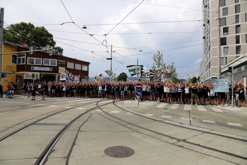 Sturm Graz - Austria Wien
Oesterreichische Fussball Bundesliga, 5. Runde, SK Sturm Graz - FK Austria Wien, Stadion Liebenau Graz, 22.08.2021. 

Foto zeigt Fans von Sturm beim Corteo
Schlüsselwörter: pyrotechnik