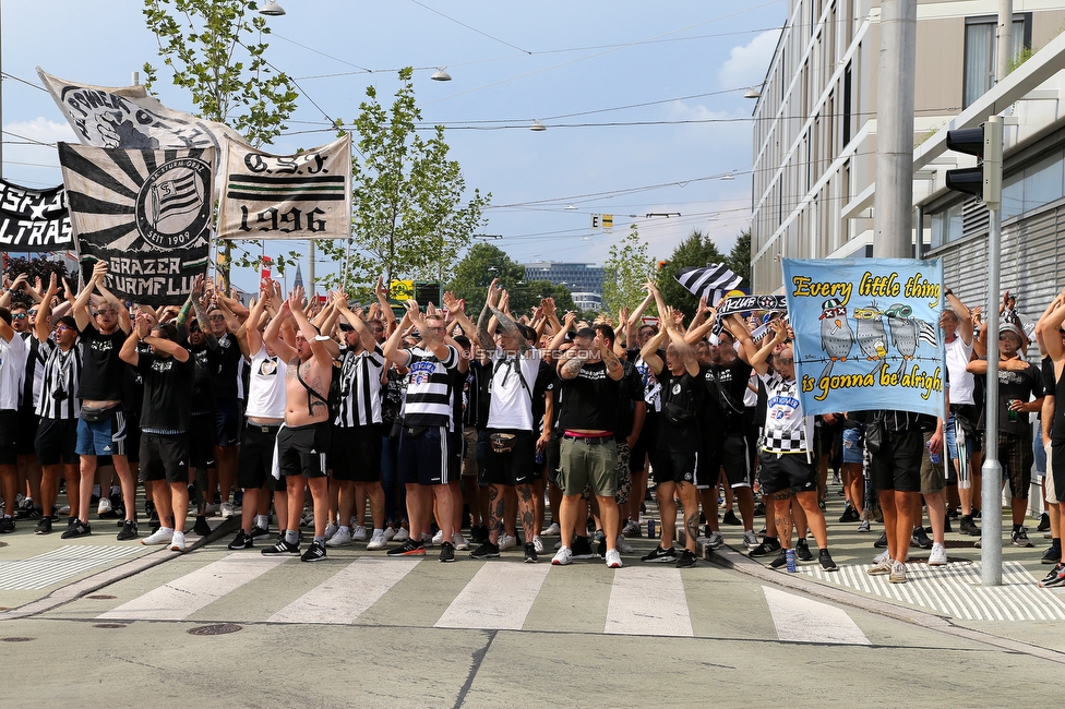 Sturm Graz - Austria Wien
Oesterreichische Fussball Bundesliga, 5. Runde, SK Sturm Graz - FK Austria Wien, Stadion Liebenau Graz, 22.08.2021. 

Foto zeigt Fans von Sturm beim Corteo
Schlüsselwörter: pyrotechnik