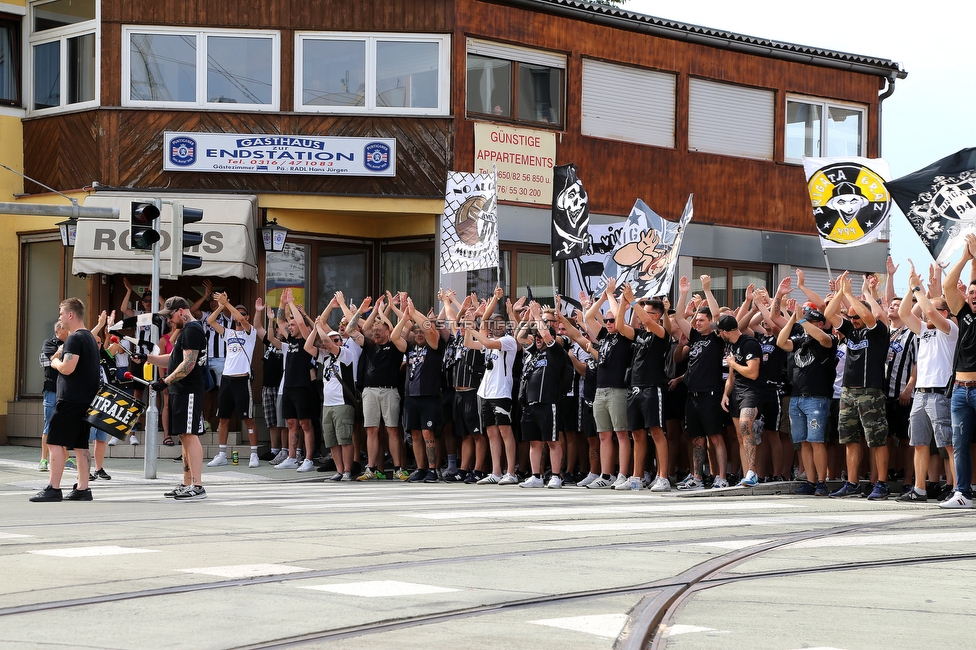 Sturm Graz - Austria Wien
Oesterreichische Fussball Bundesliga, 5. Runde, SK Sturm Graz - FK Austria Wien, Stadion Liebenau Graz, 22.08.2021. 

Foto zeigt Fans von Sturm beim Corteo
Schlüsselwörter: pyrotechnik